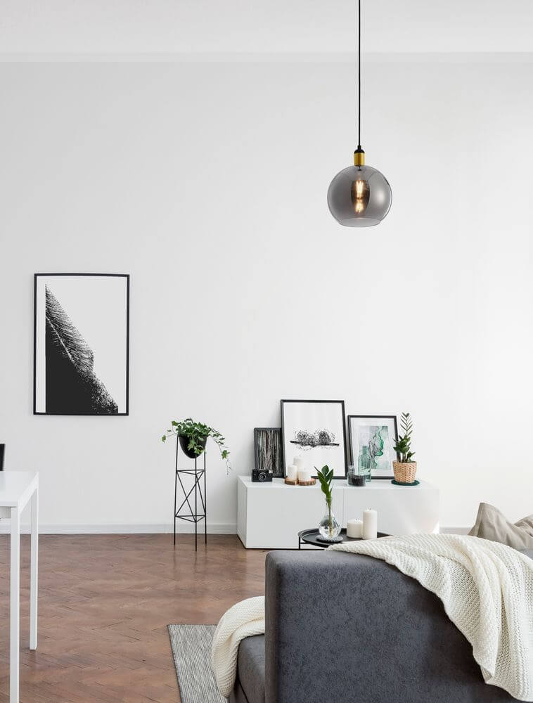 Mirro Pendelleuchte Ø 25cm Gold, Schwarz, Rauch in modernem Wohnraum mit stilvollen Akzenten.