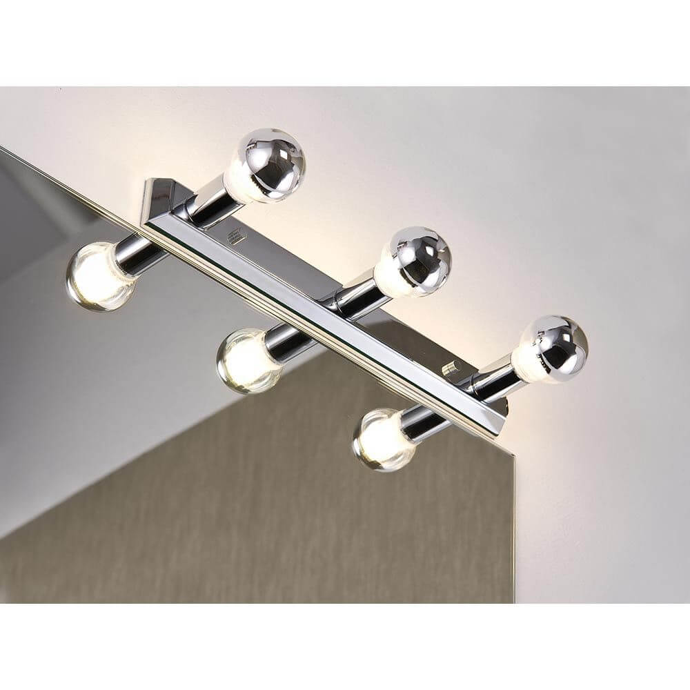 Mirror Regula Lichtleiste max. 3x40W E14 Chrom über einem Spiegel montiert.