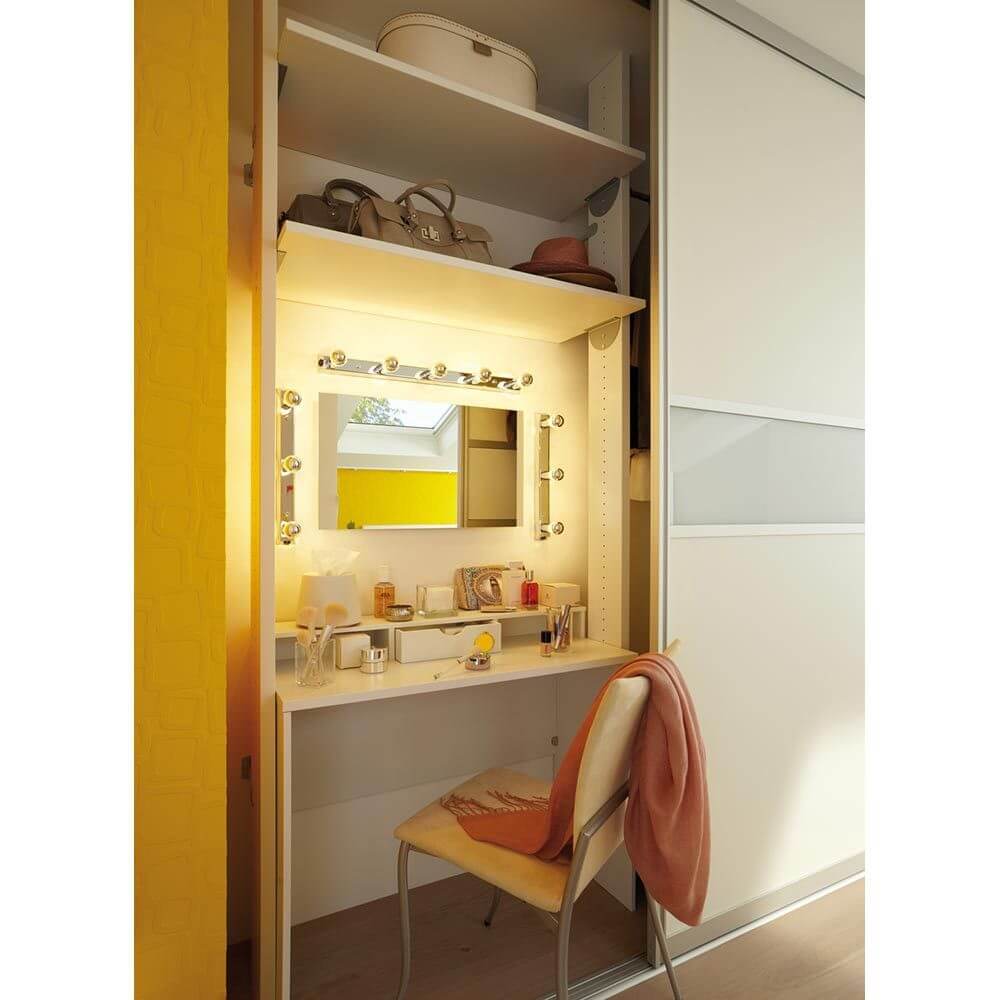 Spiegelbereich mit Mirror Regula Lichtleiste max. 5x40W E14 Chrom, ideal für optimale Beleuchtung und Kosmetikaspirator.