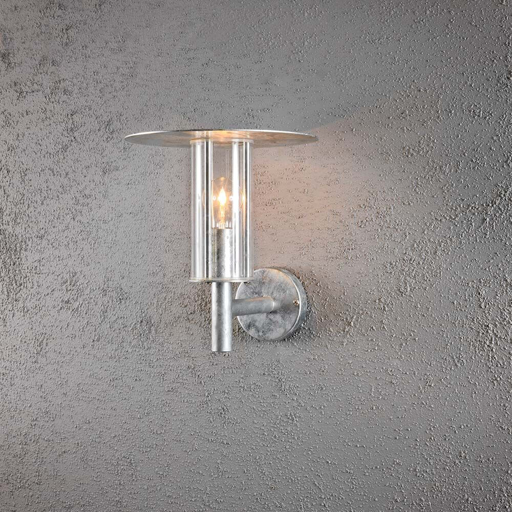 Mode Außen-Wandleuchte galvanisierter Stahl, klares Polycarbonat Glas an grauer Wand.