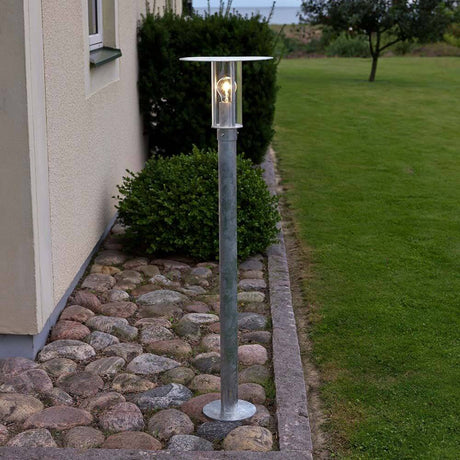 Lampione da giardino Mode 111cm in acciaio zincato, vetro in policarbonato trasparente in un giardino