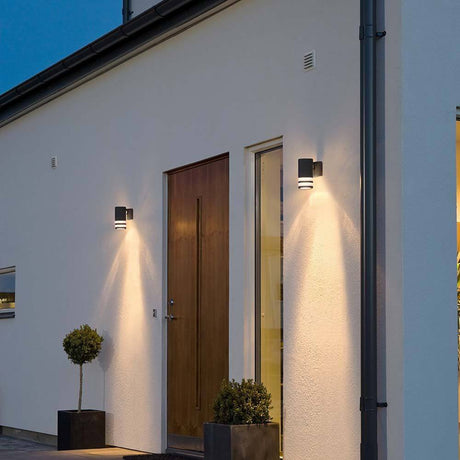 Modena udendørs væglampe sort, klart akrylglas, reflektor på et moderne hus med trælåge.