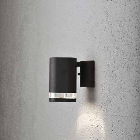 Applique extérieure Modena noire avec réflecteur montée au mur, design moderne et accents lumineux raffinés.