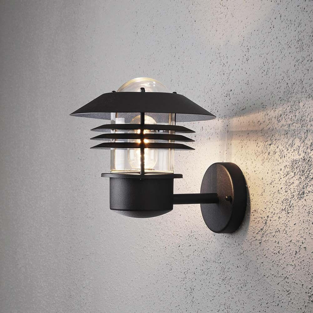 Modena Außen-Wandleuchte Schwarz, klares Glas an einer Wand montiert mit modernem Design.