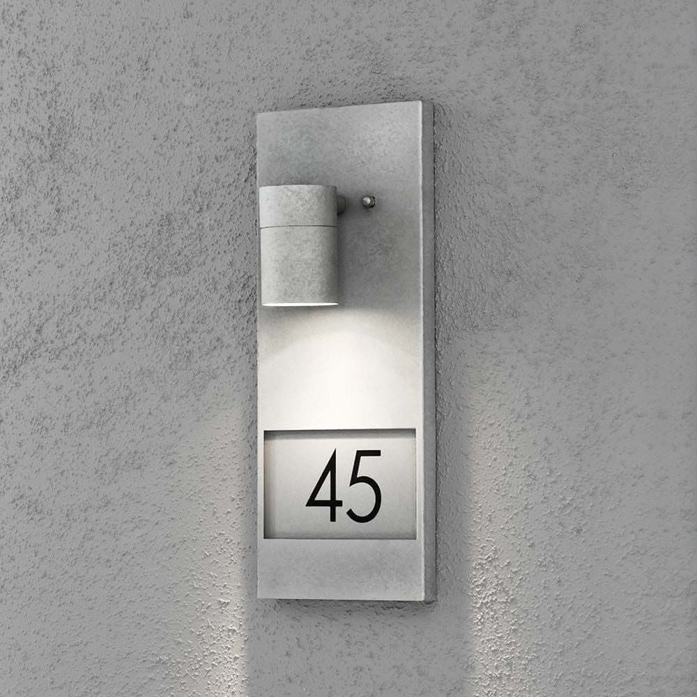 Modena Außen-Wandleuchte mit Hausnummer 45, verzinkter Stahl, stilvolles Design für den Außenbereich.