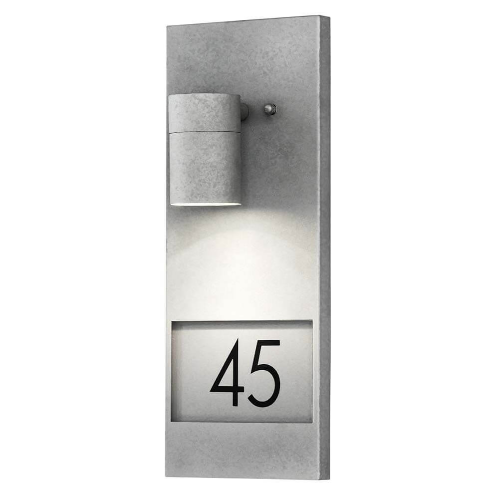 Modena Außen-Wandleuchte aus verzinktem Material mit beleuchteter Hausnummer 45.