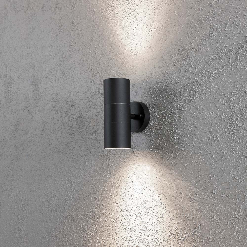 Modena Außen-Wandleuchte mit doppeltem Lichtkegel Schwarz, klares Glas, Reflektor an einer Wand montiert.