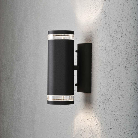 Modena applique da esterno con fascio di luce nera installata su un muro.