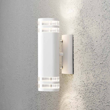 Modena Außen-Wandleuchte mit doppeltem Lichtkegel Weiß, klares Acrylglas, Reflektor an Wand montiert.