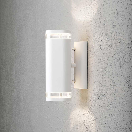 Modena Applique da esterno con doppio cono di luce bianco montata su una parete mostra un design moderno e doppia emissione di luce.
