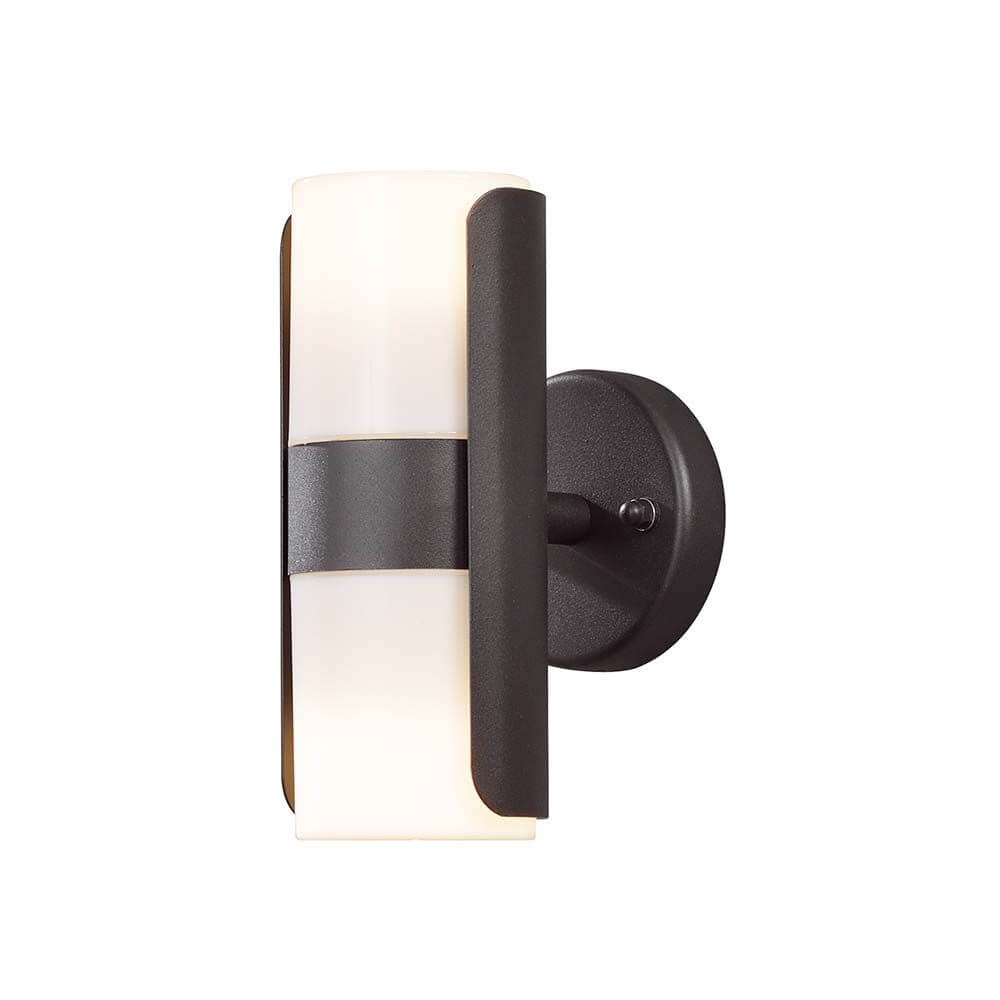 Modena Außen-Wandleuchte mit Lichtkegel Schwarz, opales Acrylglas an einer Wand montiert.