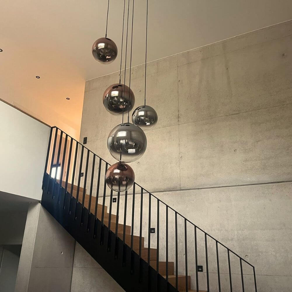 s.luce Modular Umbau bis 20 Leuchten mit eleganten hängenden Kugelleuchten über einer Treppe