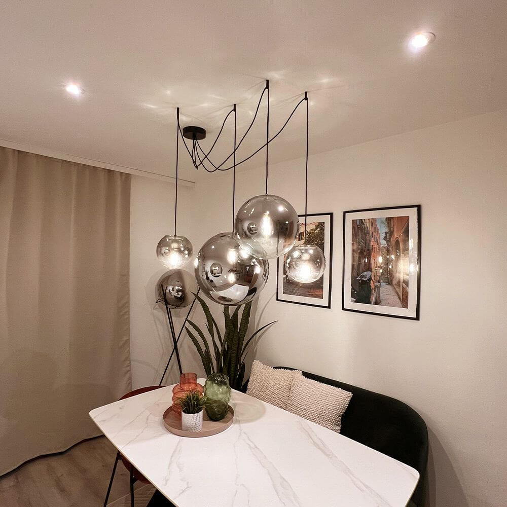 s.luce Modular Umbau bis 20 Leuchten in modernem Wohnraum über Esstisch.