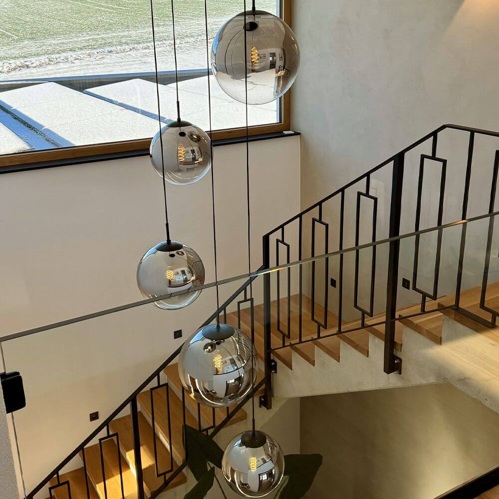 s.luce Modular Umbau bis 20 Leuchten – elegante Glaskugelleuchten im Treppenhaus