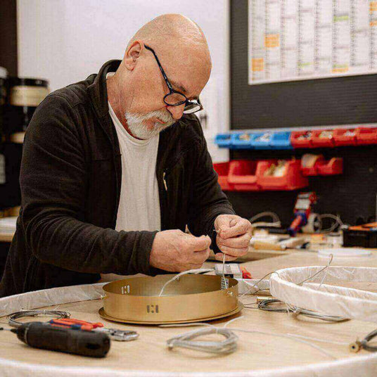 Mitarbeiter arbeitet an der s.luce Modular Umbau bis 20 Leuchten in der Werkstatt.