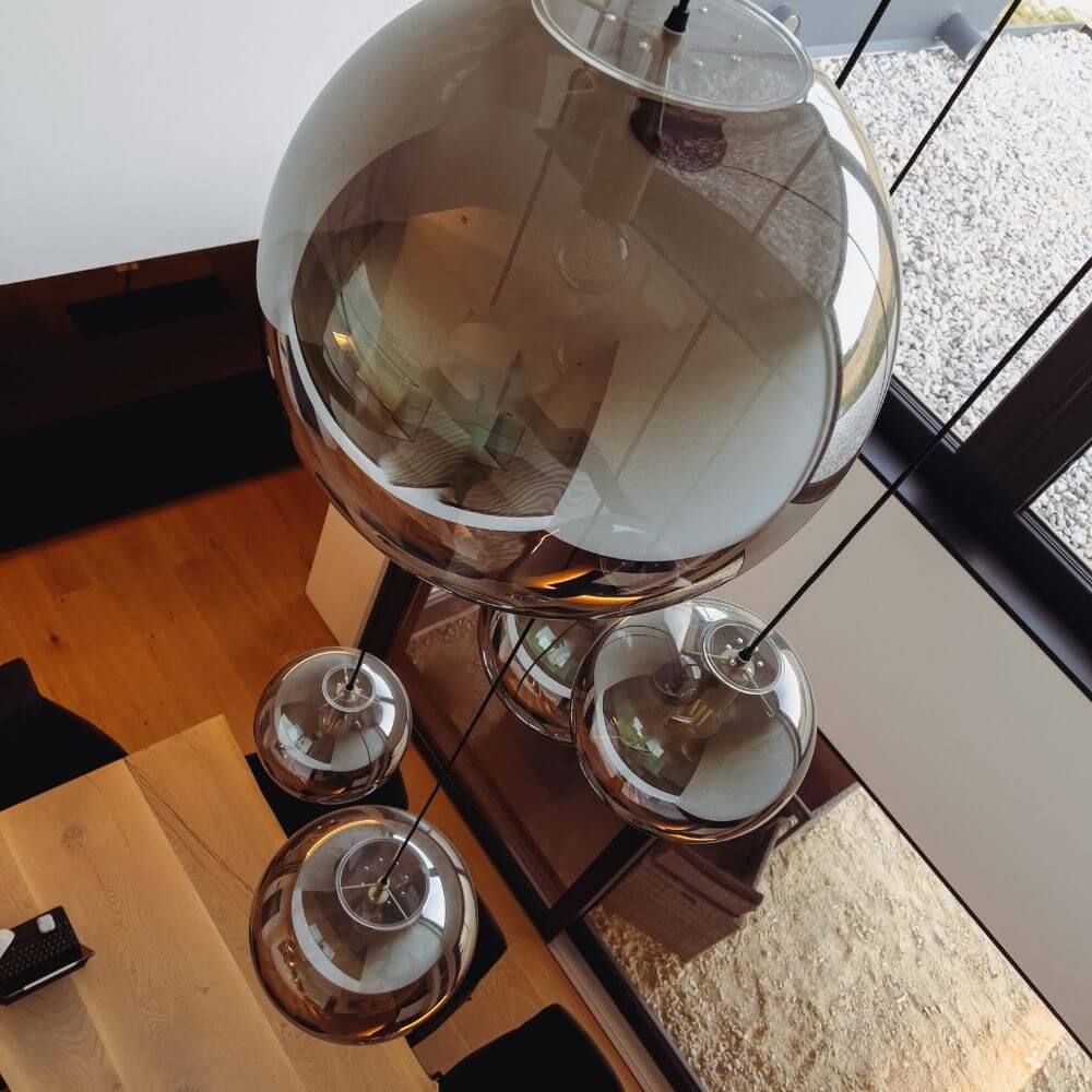 s.luce Modular Umbau bis 20 Leuchten - Elegante Glaskugel-Leuchten über einem Esstisch.