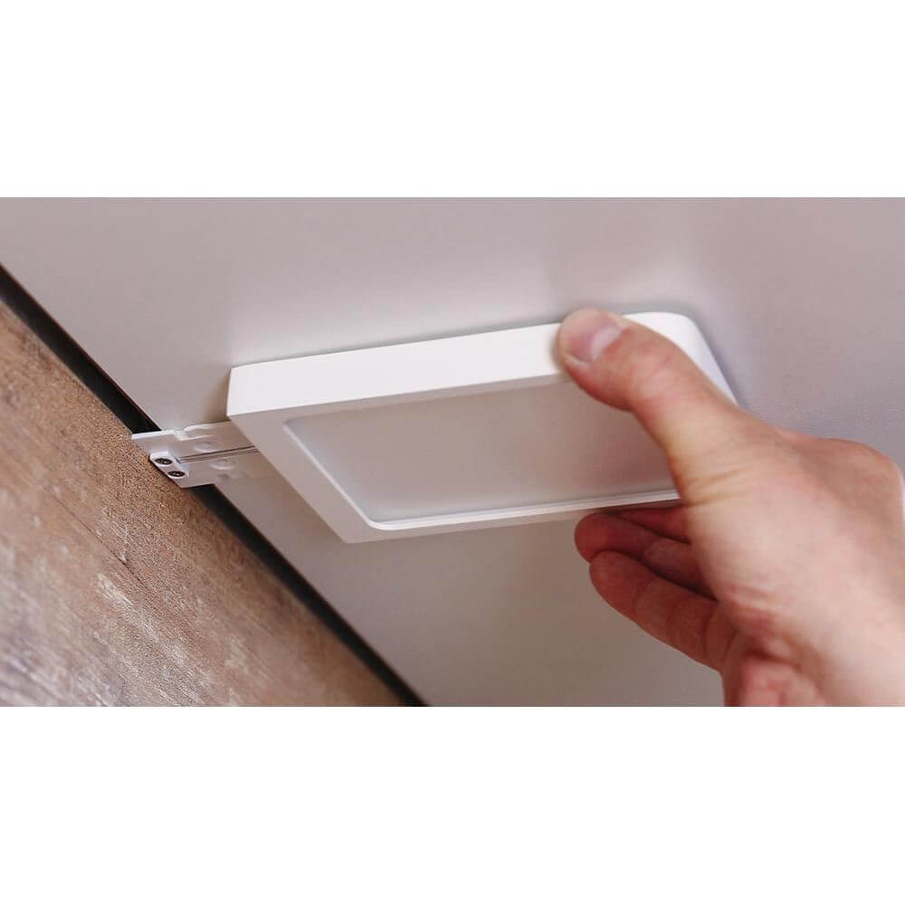 Person installiert Möbel Aufbauleuchte LED Vane eckig 2er-Set LED-Modul 2x6, 7W an einer Decke.