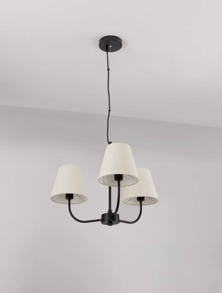 Moist Pendelleuchte 3-flammig Ø 52cm Schwarz, Beige mit drei textilbezogenen Schirmen.