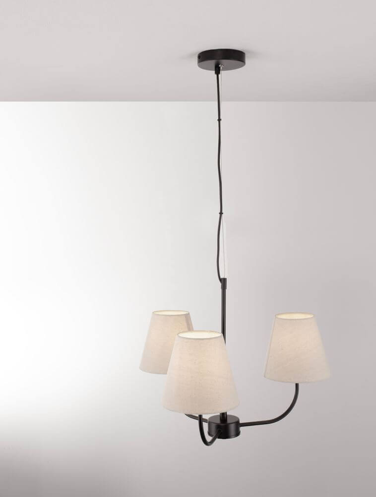 Moist Pendelleuchte 3-flammig Ø 52cm Schwarz, Beige in modernem Design mit cremefarbenen Schirmen.