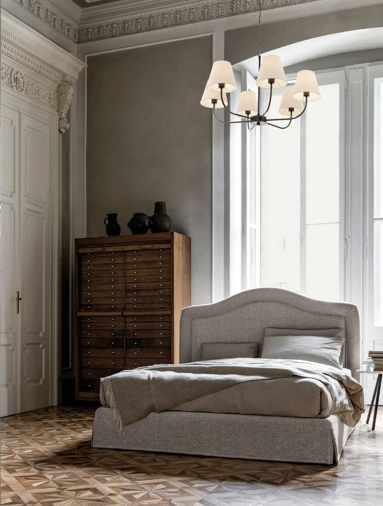 Moist Pendelleuchte 6-flammig Ø 75cm Schwarz, Beige in einem eleganten Schlafzimmer mit modernem Design