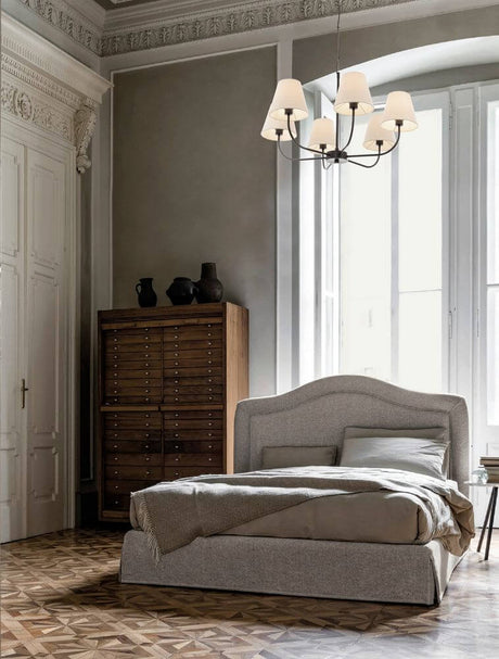 Fugtig pendel 6 pærer Ø 75cm sort, beige i et elegant soveværelse med et moderne design