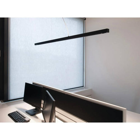 Lens Double Büro-Hängelampe Up & Down Alu-Eloxiert in einem modernen Büro mit Monitoren und hellem Hintergrund.