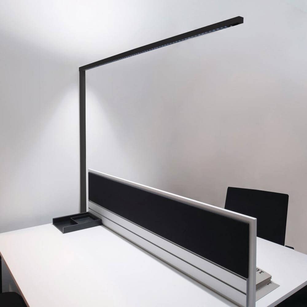 Lens Double Bürostehleuchte 11480lm up & down Weiß Sensor über einem modernen Schreibtisch.