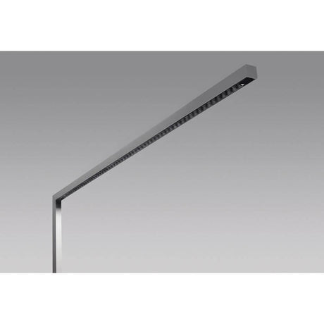 Lens Single Büro Stehlampe in Alu-Eloxiert mit minimalistischem Design und effizienter Tageslichtsteuerung.