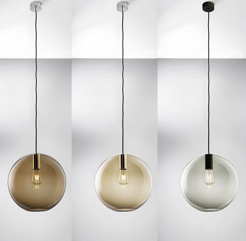 Loon Pendellampe in Chrom mit verschiedenen mundgeblasenen Glasschirmen in Grau, Braun und Amber.