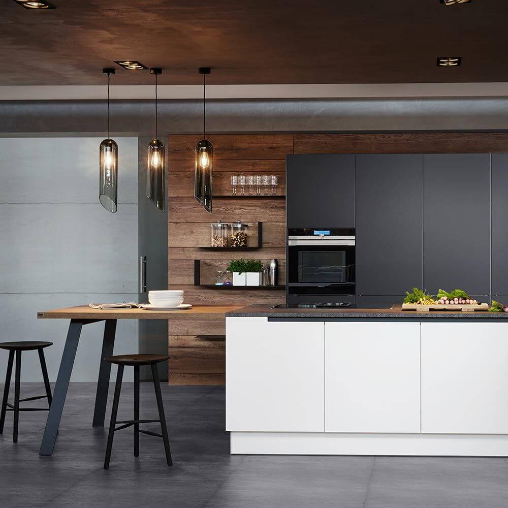 Moderne Küche mit Loon Pendellampe E27 Fassung in Chrom und Holz-Tisch, stilvolle Retro-Optik.