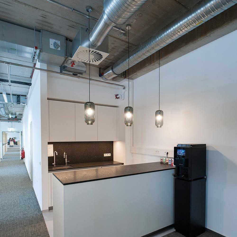 Moderne Küche mit Loon Pendellampe in Chrom und stilvollem Design, ideal für zeitgemäße Architektur.