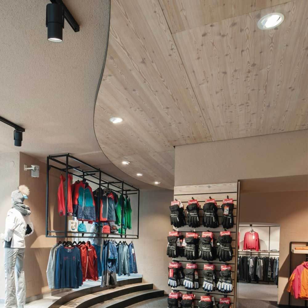 Moderne Verkaufsfläche mit ONLY MR LED Einbauleuchten für optimalen Lichtaustritt und Produktpräsentation.