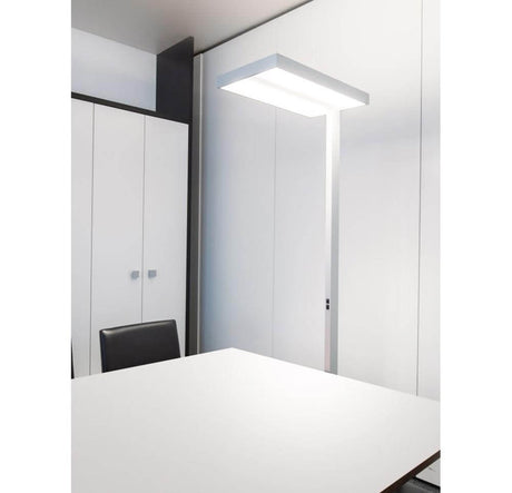 Moderne LED Stehlampe in Weiß für Büros, strahlt direkt und indirekt, ideal für Schreibtisch-Arbeitsplätze.