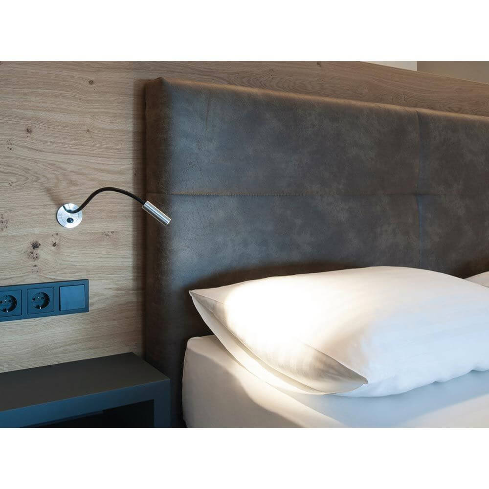 Flexible Zhoom LED Leseleuchte mit Wandmontage, dreht sich am Kopf, fokussierbar von 10° bis 60°, elegant und modern.