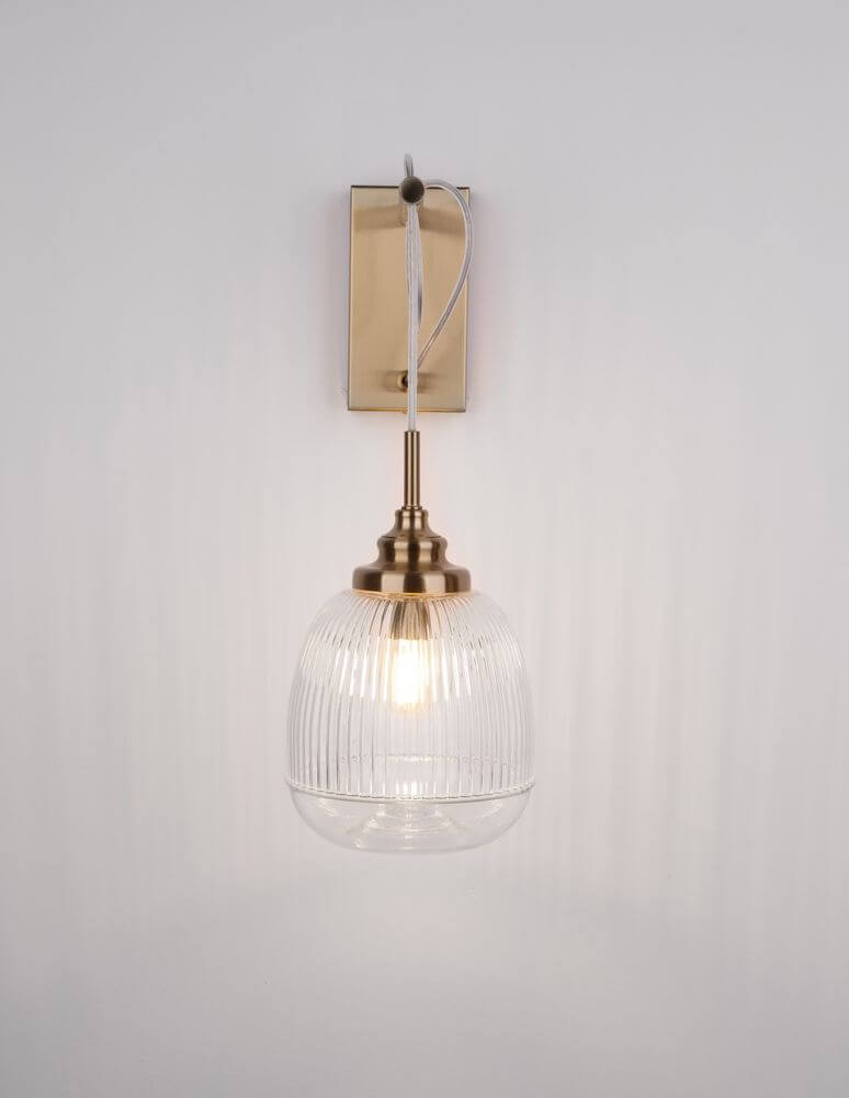 Mond Wandleuchte Gold, Transparent an der Wand, elegantes Design mit gläsernem Schirm und mattem Gold-Finish.