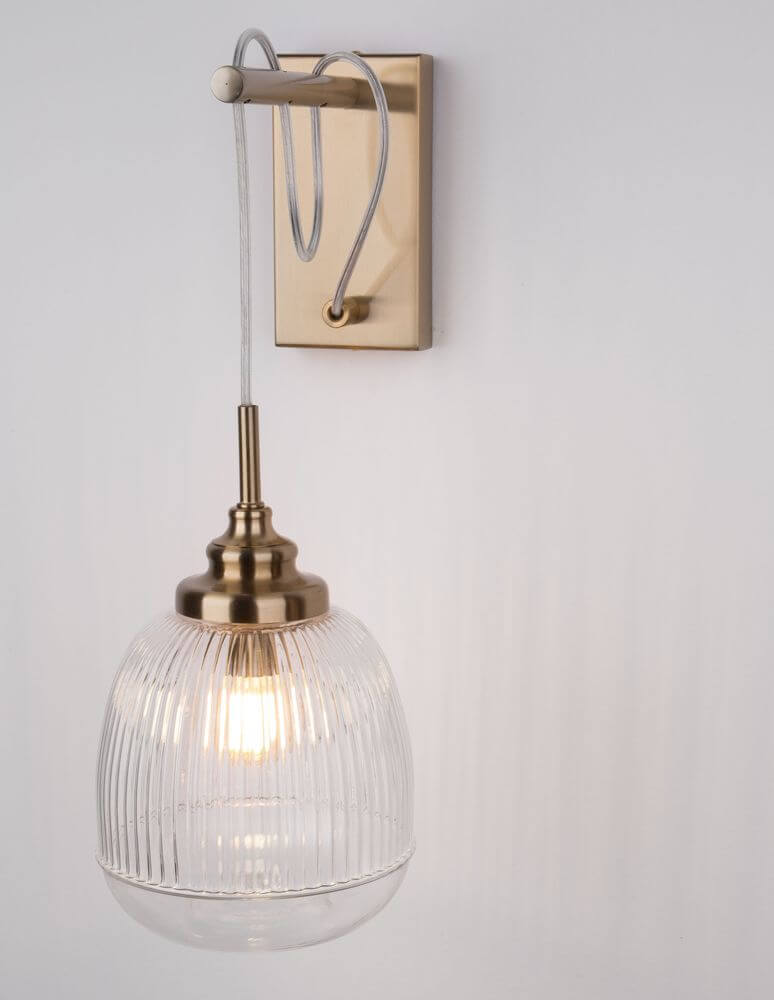 Mond Wandleuchte Gold, Transparent: elegante Wandleuchte mit transparentem Glasschirm und mattem Gold-Finish.
