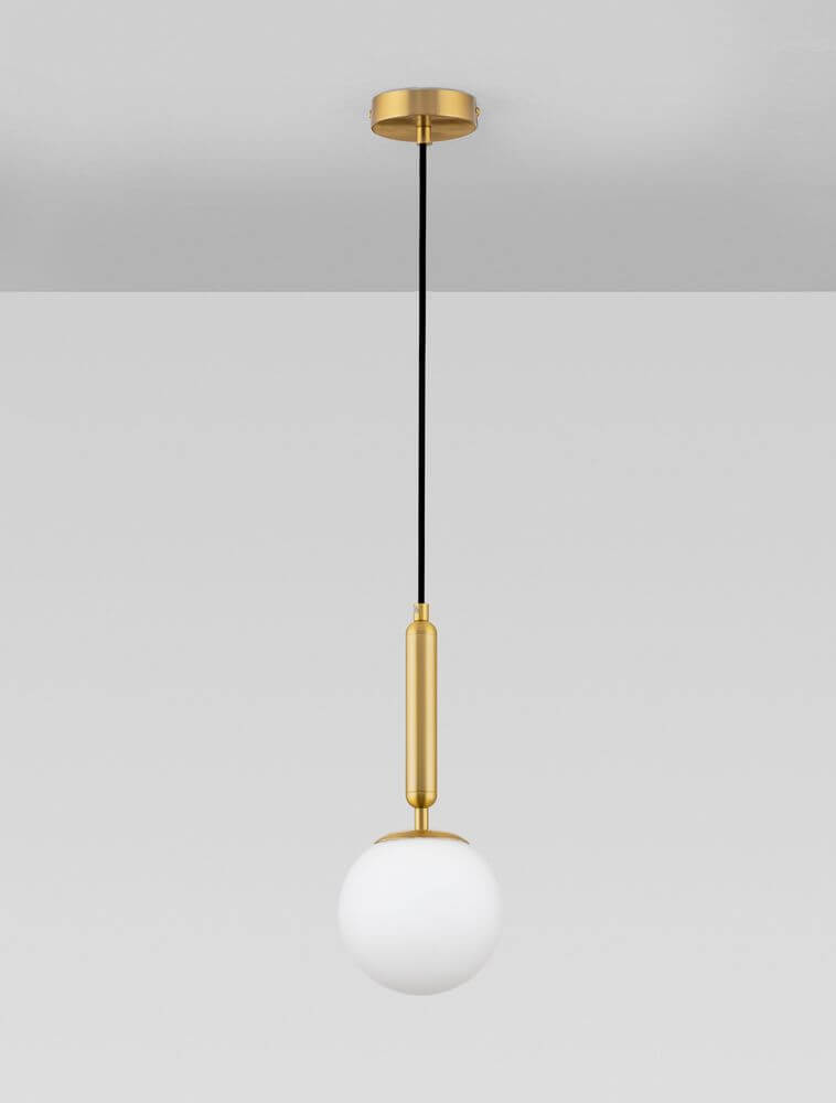 Alt Tag: Monet Pendelleuchte Ø 15cm Gold, Weiß – skandinavische Leuchte mit goldener Fassung und weißer Glas-Kugel, E27 bis 25W