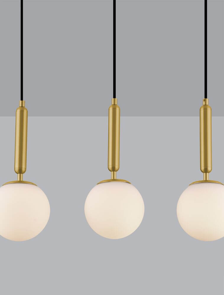 Monet Pendelleuchte 3-flammig Gold, Weiß in skandinavischem Design mit weißen Glaskugeln.