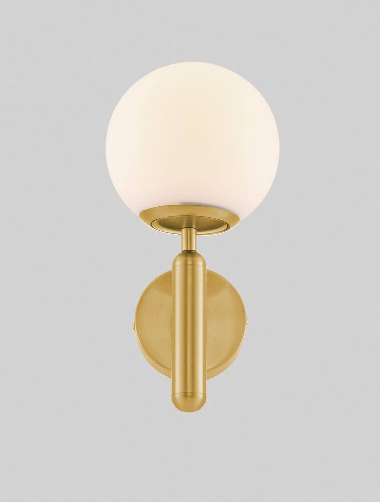 Alt Tag: Monet Wandleuchte Gold, Weiß – elegante Wandlampe aus Messing mit mundgeblasenem opal Glas, moderne Metall-Glas-Kombination
