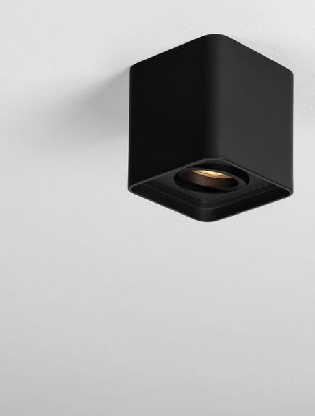 Plafonnier Monique GU10 au design moderne et carré, idéal pour un éclairage d’ambiance élégant.