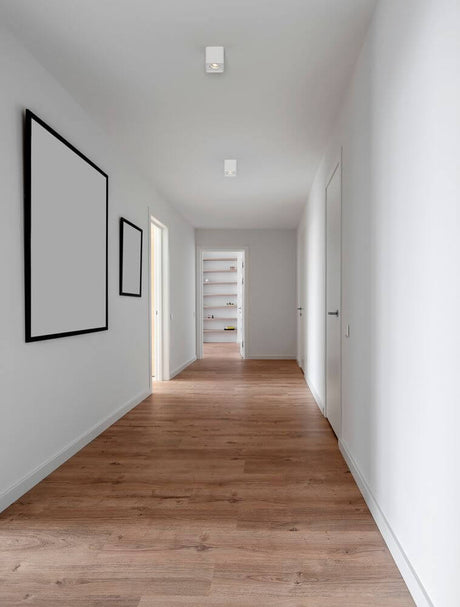 Plafonnier Monique GU10 dans un couloir moderne avec parquet en bois et murs blancs