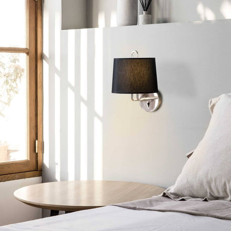 Montreal vegglampe (uten skjerm) på en vegg i et moderne soverom med vindu og bord.