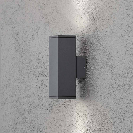 Luz de parede exterior Monza com feixe de luz duplo em antracite montada numa parede.