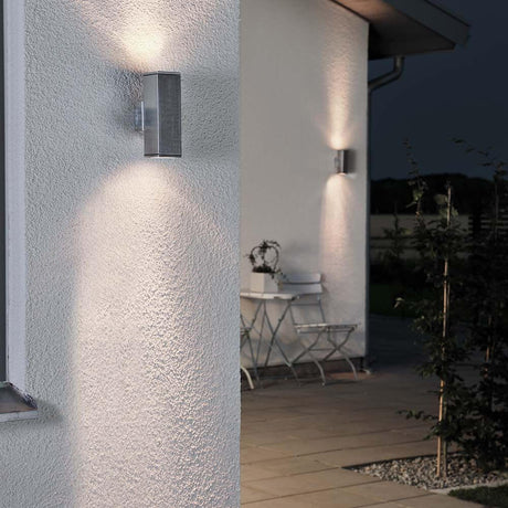 Monza utomhusvägglampa med dubbel ljuskägla klart glas på en husvägg på natten.