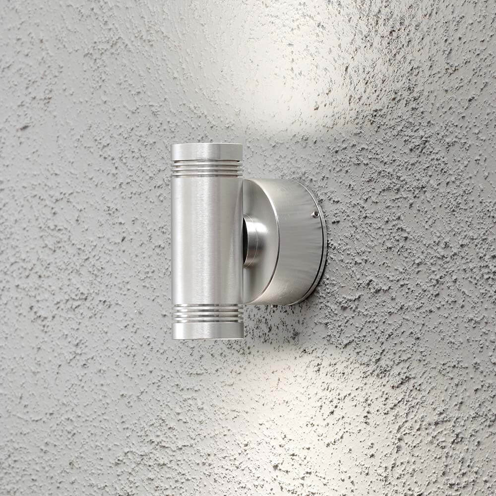 Monza LED Außen-Wandleuchte mit doppeltem Lichtkegel montiert an grauer Wand.