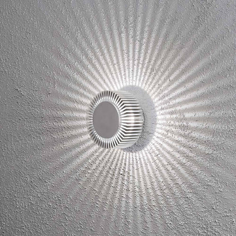 Monza LED -efekti ulkovalaisin massiivista alumiinia valon vaikutuksilla varustetulla seinällä.