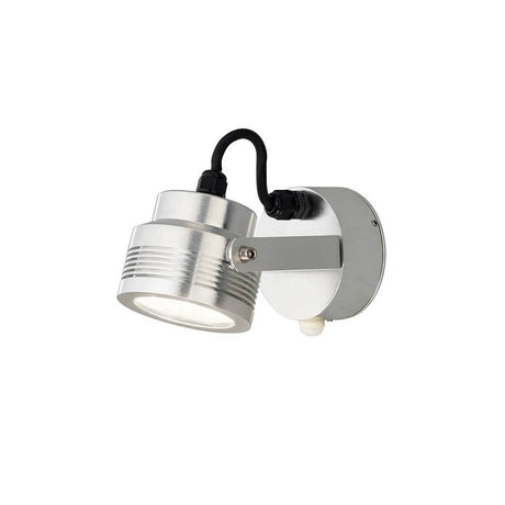 Monza Sensor LED utendørs veggspot med svingfunksjon i aluminium, montert på en vegg, moderne design i aluminium.