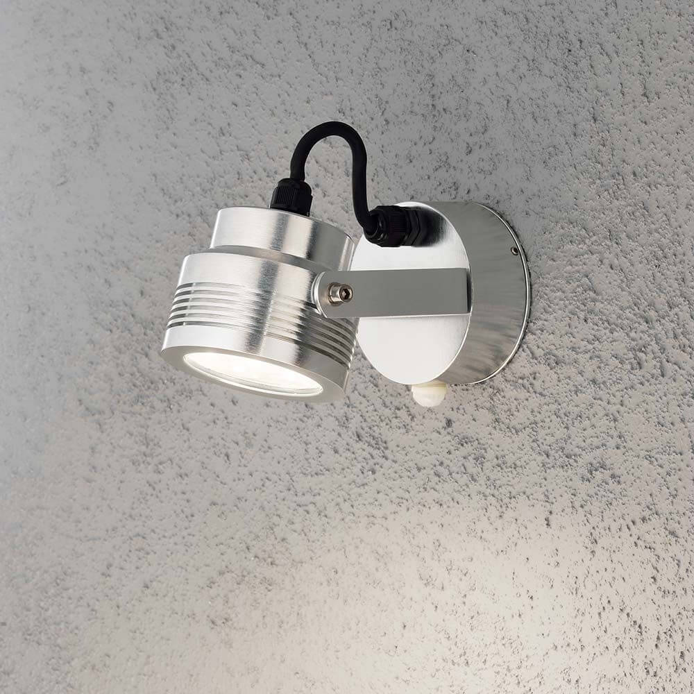 Monza Sensor LED Außen-Wandstrahler schwenkbar Alu an einer Wand montiert, modernes Design mit Sensor.