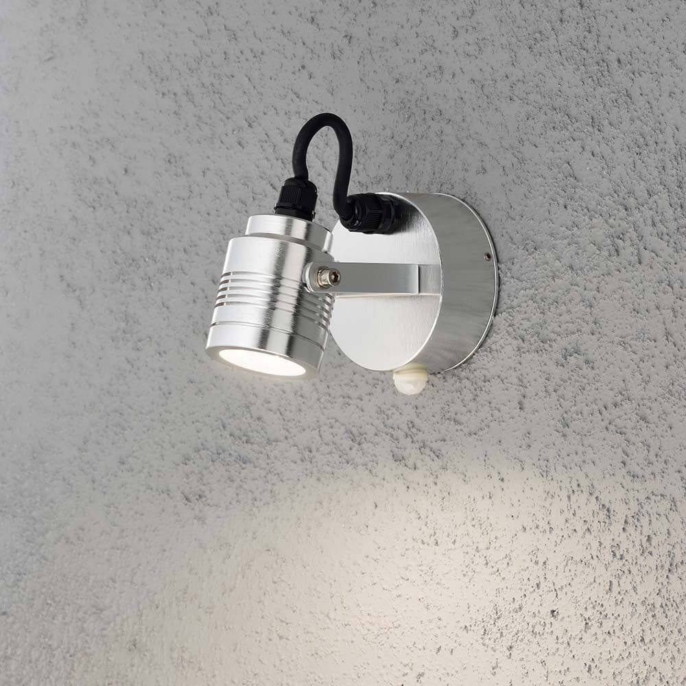 Monza LED Außen-Wandspot mit Bewegungsmelder Alu befestigt an einer Wand.