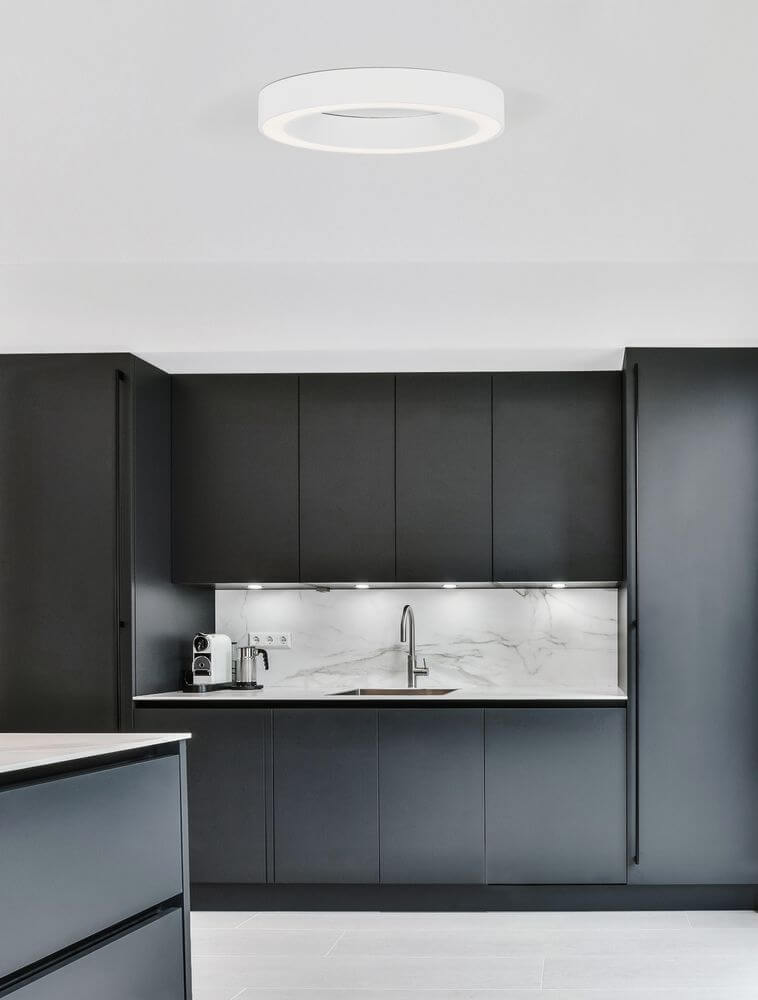 Morbido LED Deckenleuchte Ø 60cm 2700, 4000K in moderner Küche mit minimalistischem Design.